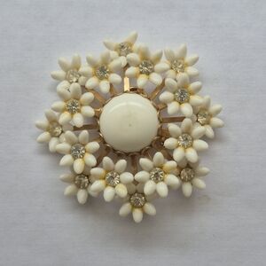 Vintage Milk Glass Daisy Wreath Brooch Pendant